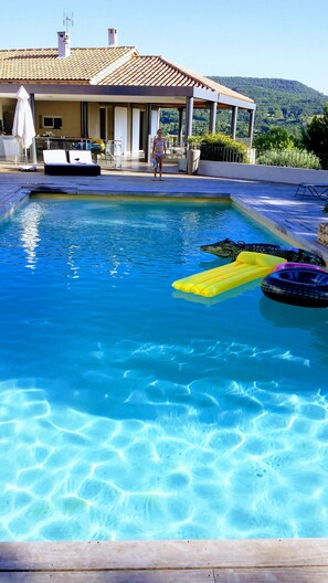 Piscina all'aperto, una piscina riscaldata
