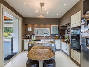 Fridge, microwave, oven, stovetop - Splendid villa in peace and with view (Apt)