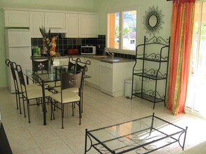 Dining - Cottages 5 people (MONTREAL)