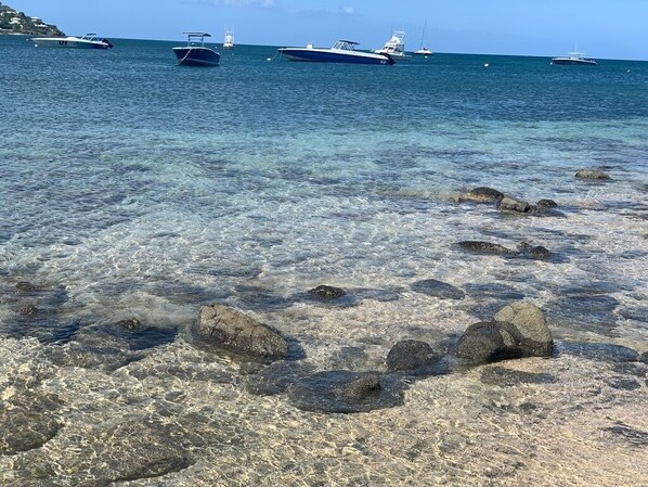 En la playa y toallas de playa 