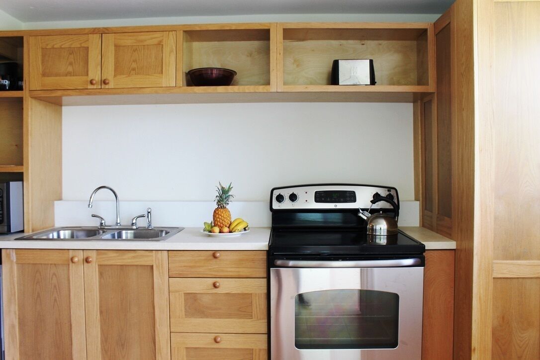 Een koelkast, een magnetron, een oven, een kookplaat