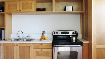 Een koelkast, een magnetron, een oven, een kookplaat