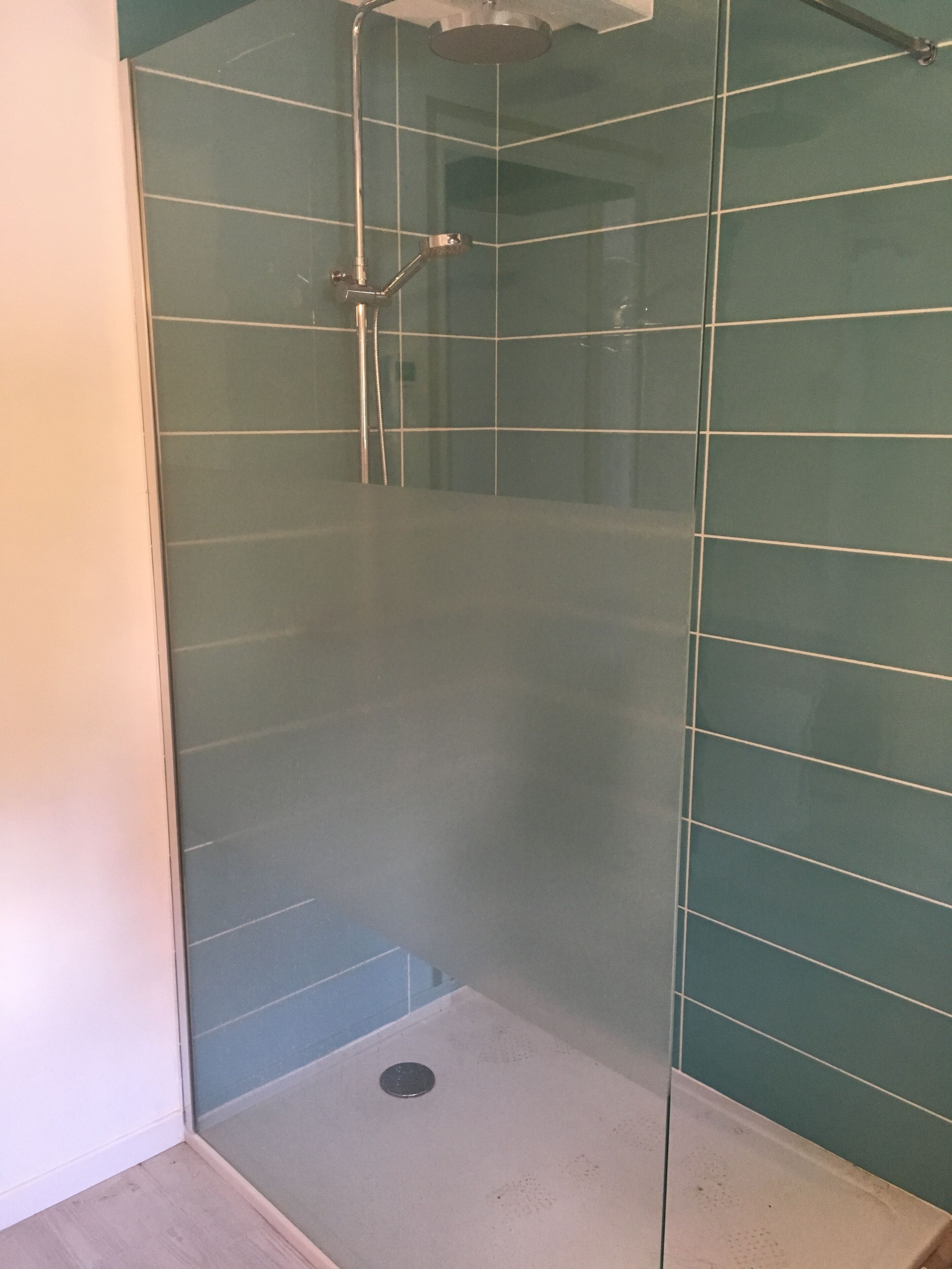 Douche, sèche-cheveux, serviettes fournies, savon