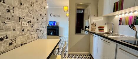 Kühlschrank, Mikrowelle, Herdplatte, Geschirrspüler