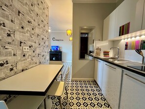 Fridge, microwave, stovetop, dishwasher - LE CHAPITRE  - Wonderful flat close PART DIEU (Lyon)