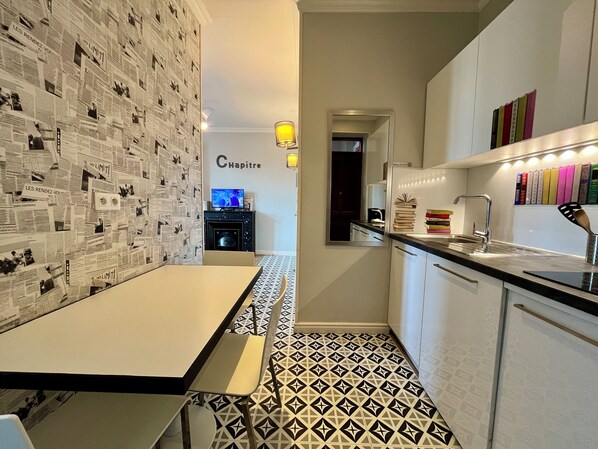 Réfrigérateur, micro-ondes, plaque de cuisson, lave-vaisselle