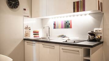 Réfrigérateur, micro-ondes, plaque de cuisson, lave-vaisselle