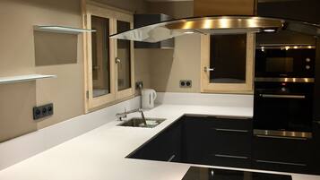 Køleskab, mikrobølgeovn, ovn, kogeplade