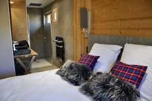 4 bedrooms, iron/ironing board, travel cot, WiFi