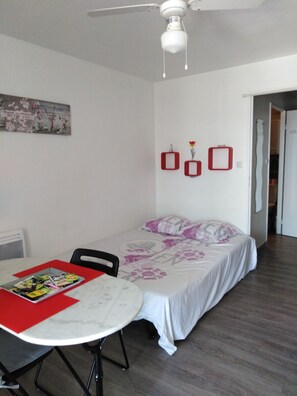 1 bedroom, iron/ironing board, bed sheets, wheelchair access - VERY NICE STUDIO WITH SEA VIEWS AND PONDS AND CANALS (Mauguio)