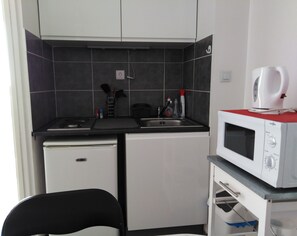 Een koelkast, een microgolfoven, een kookplaat