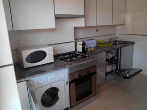 Geladeira, micro-ondas, fogão, cooktop