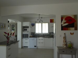 Fridge, microwave, oven, stovetop - SPACIOUS VILLA HOLIDAY AT THE SEA STANDING PROX ROYAN (Meschers-Sur-Gironde)