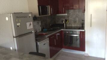 冰箱、微波炉、烤箱、炉灶