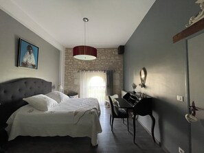 2 chambres, bureau, fer et planche à repasser, lit parapluie