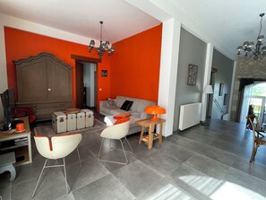 TV, lettore DVD, tavolo da ping pong, libri