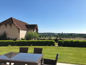 Outdoor dining - Luxury cottage 6 people with Jacuzzi (Saint-Jean-Saint-Germain)
