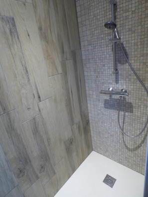Shower, hair dryer, towels, toilet paper - Little house with pool 4 people (Payzac)