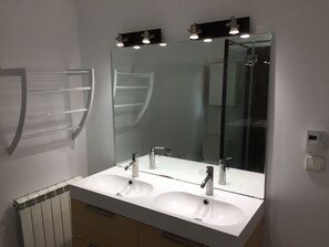 Sèche-cheveux, savon, papier toilette
