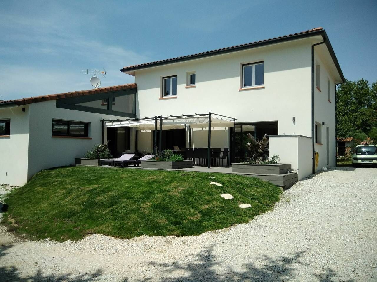 Large family home pool int \"the girls of the gardens\"