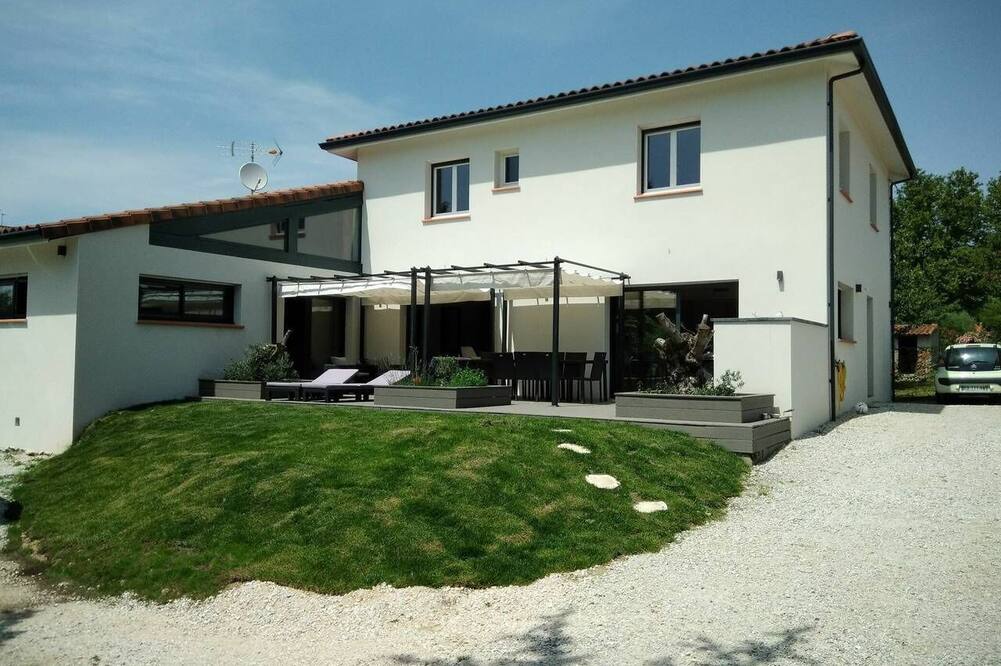 Large family home pool int \"the girls of the gardens\"