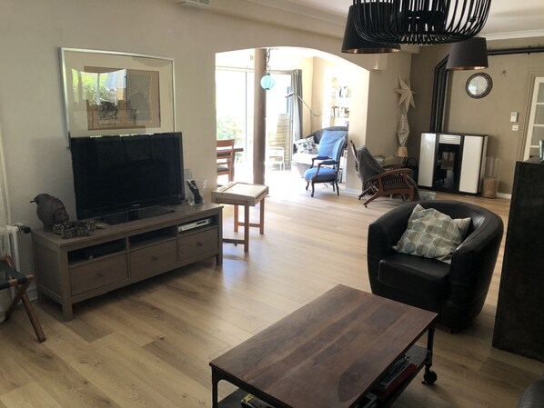 Televisor, reproductor de DVD i oficines 