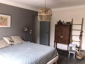 4 dormitoris, planxa i posts de planxar i un bressol de viatge 