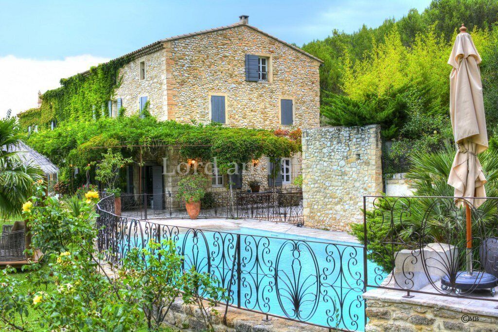 Character farmhouse near Avignon with private pool and tennis court