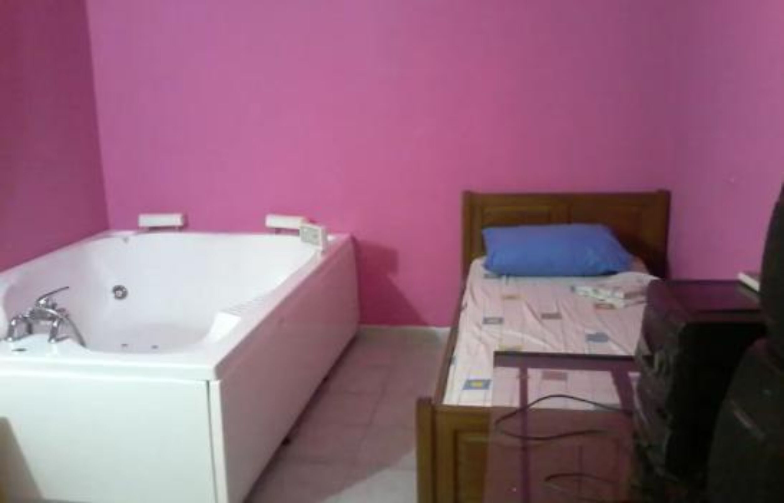 BIG FLOOR IN MAROUSI WITH JACUZZI