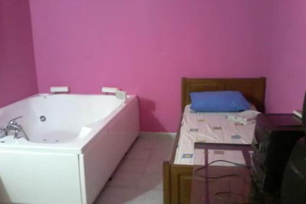 BIG FLOOR IN MAROUSI WITH JACUZZI