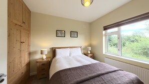3 bedrooms, iron/ironing board, travel cot, WiFi - Riverside retreat with private jetty (Carrick on Shannon)