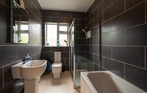 Bathtub, hair dryer, towels - Riverside retreat with private jetty (Carrick on Shannon)