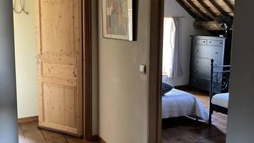4 camere, una scrivania, Wi-Fi gratuito