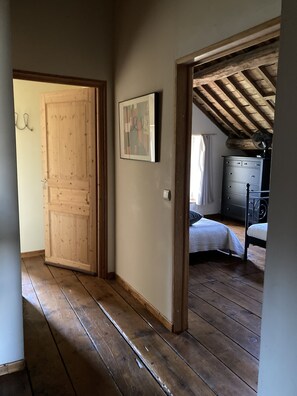 4 camere, una scrivania, Wi-Fi gratuito