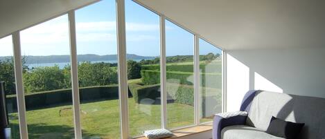 Fernseher, Kamin, Bücher, Stereoanlage