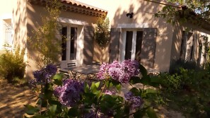 Outdoor dining - Les Lilas des Chênes (Piolenc)