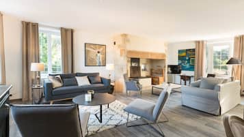 Fernseher, Kamin, Bücher