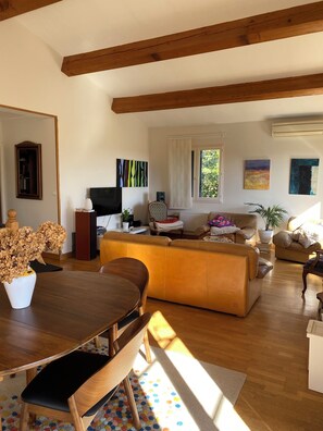 Smart TV, fireplace, DVD player, books - Large T3 110M2, shady garden and swimming pool  (Pignan)
