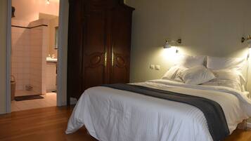 2 habitaciones, tabla de planchar con plancha y cuna de viaje
