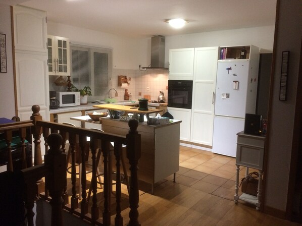 ثلاجة، ميكروويف، فرن، موقد طهي مسطح