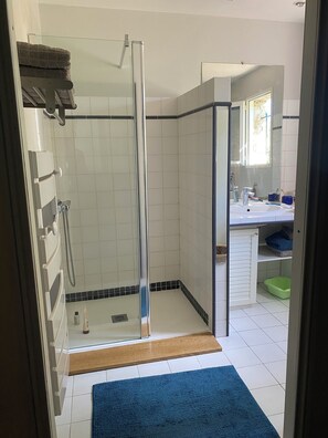 تجهيزات دش، مجففات شعر، مناشف، ورق حمّام