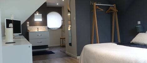 2 habitaciones, tabla de planchar con plancha y cuna de viaje