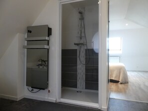 2 chambres, fer et planche à repasser, lit parapluie, Wi-Fi gratuit