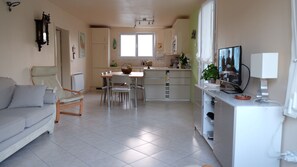 Smart TV, books - BEAUTIFUL FAMILY HOME IN THE HEART OF THE BASSIN D'ARCACHON (Lanton)