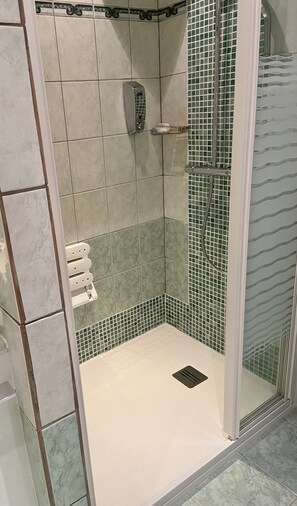 Shower, hair dryer, towels, soap - BEAUTIFUL FAMILY HOME IN THE HEART OF THE BASSIN D'ARCACHON (Lanton)