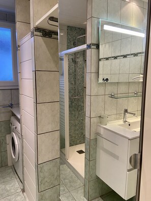 Dusche, Haartrockner, Handtücher, Seife