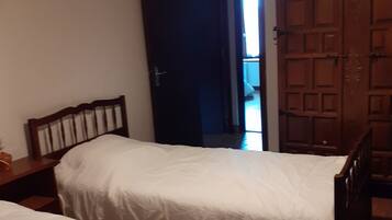 3 quartos, ferros/tábuas de passar roupa, roupa de cama