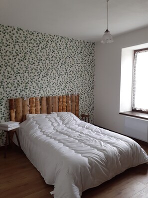 3 bedrooms, iron/ironing board, bed sheets