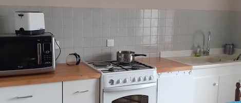 Réfrigérateur, four à micro-ondes, un four, surface de cuisson