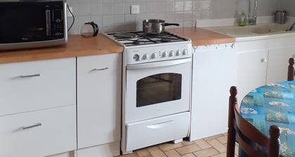 una casa rodeada de naturaleza